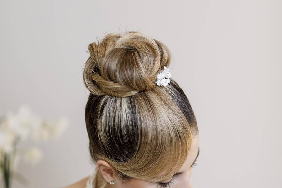 Sposa, chignon alto elegante