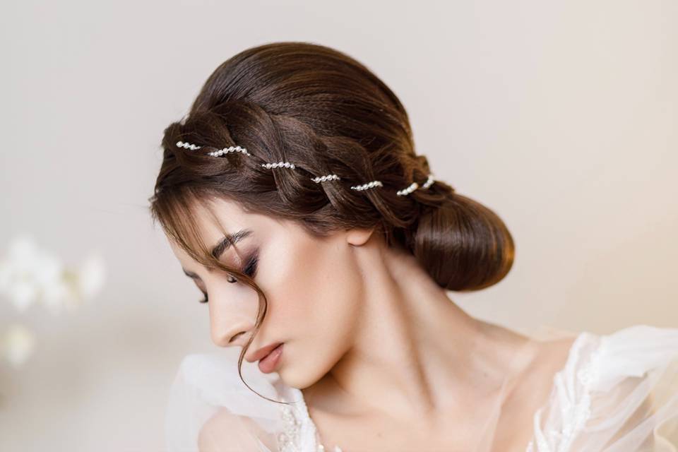 Sposa, treccia con catena.