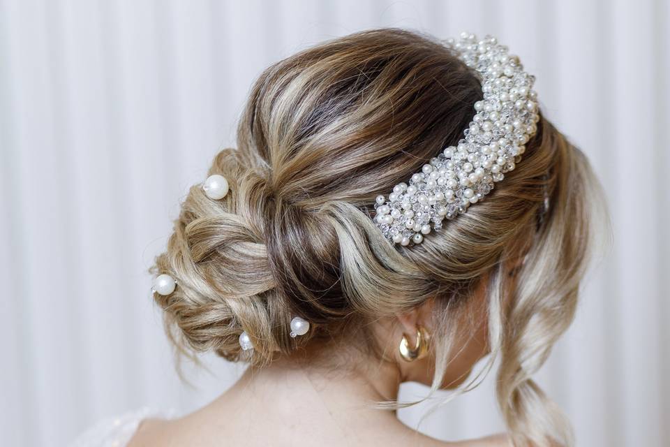 Sposa, con diadema e chignon