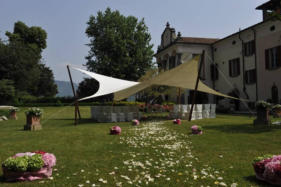 Allestimento per cerimonia all'aperto