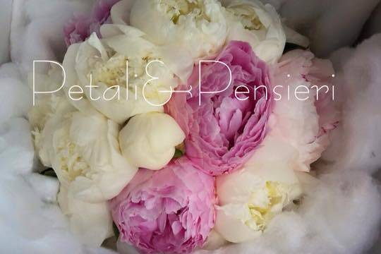 Bouquet di peonie rosa e bianc