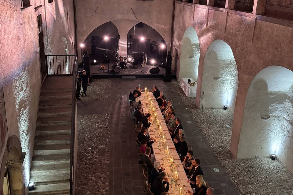 Band e cena nella corte