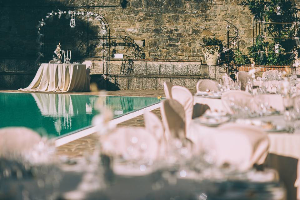 Tavoli invitati+ sposi piscina