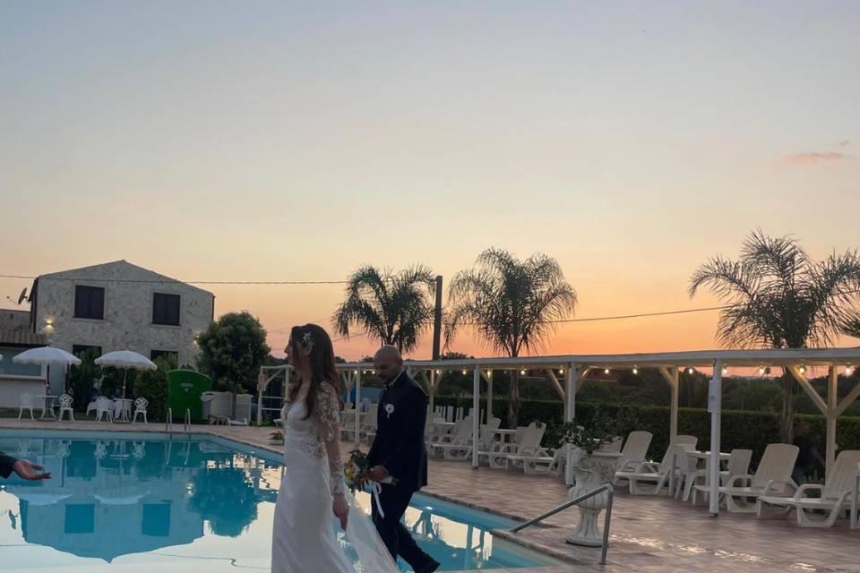 Zona piscina al tramonto