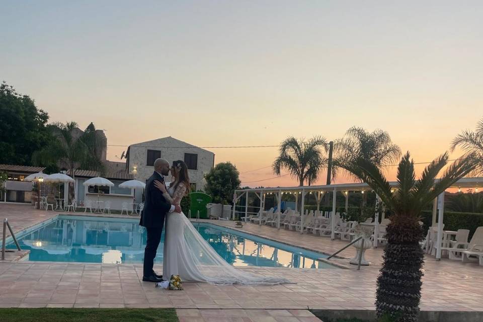 Zona piscina al tramonto