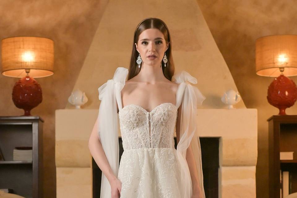 Tulle con fiocco sulla spalla