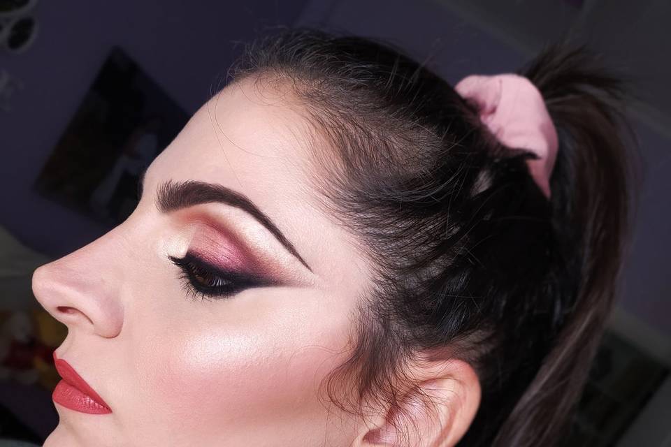 Makeup grafico dai toni freddi