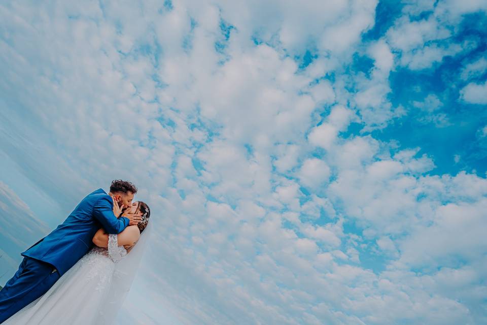 Bacio sotto il cielo blu