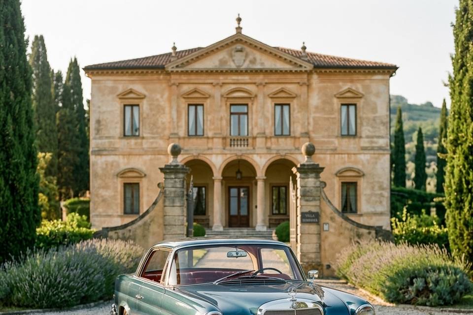 Davanti a una bella villa