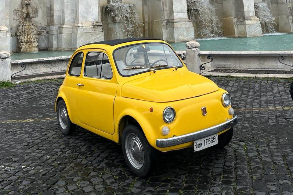 Fiat 500 cabrio gialla