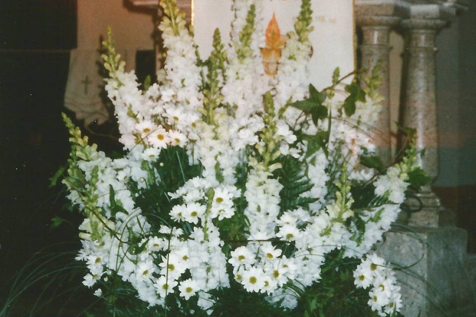 Chiesa di gaiano con rose