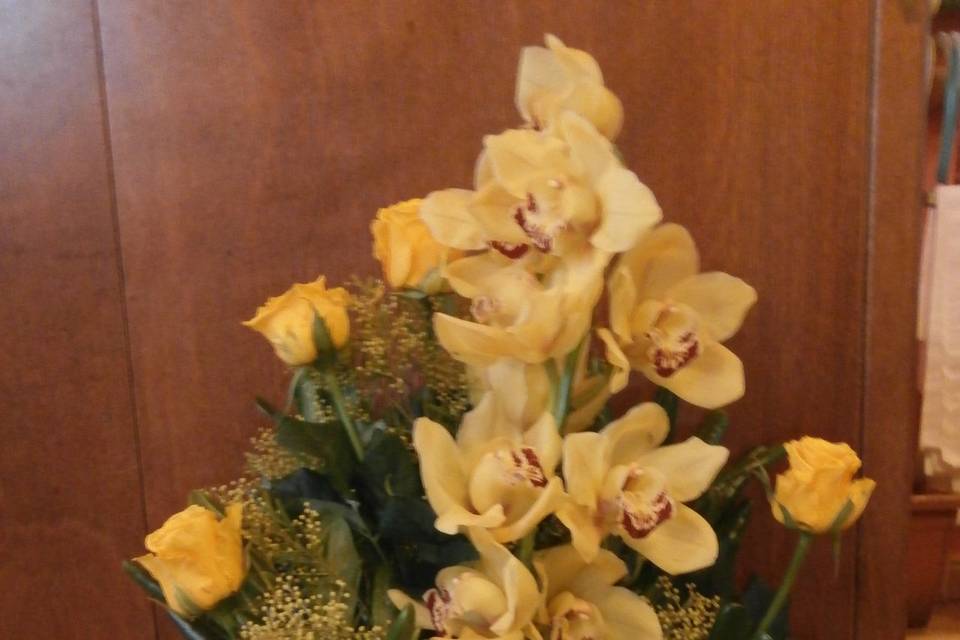 Cymbidium e rose gialle