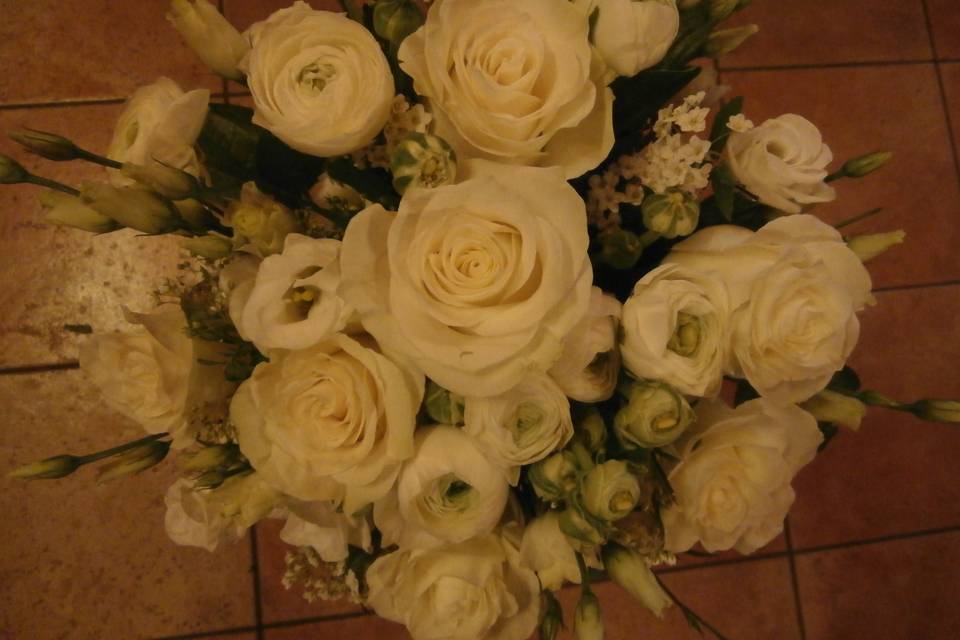 Rose bianche e lisianthus