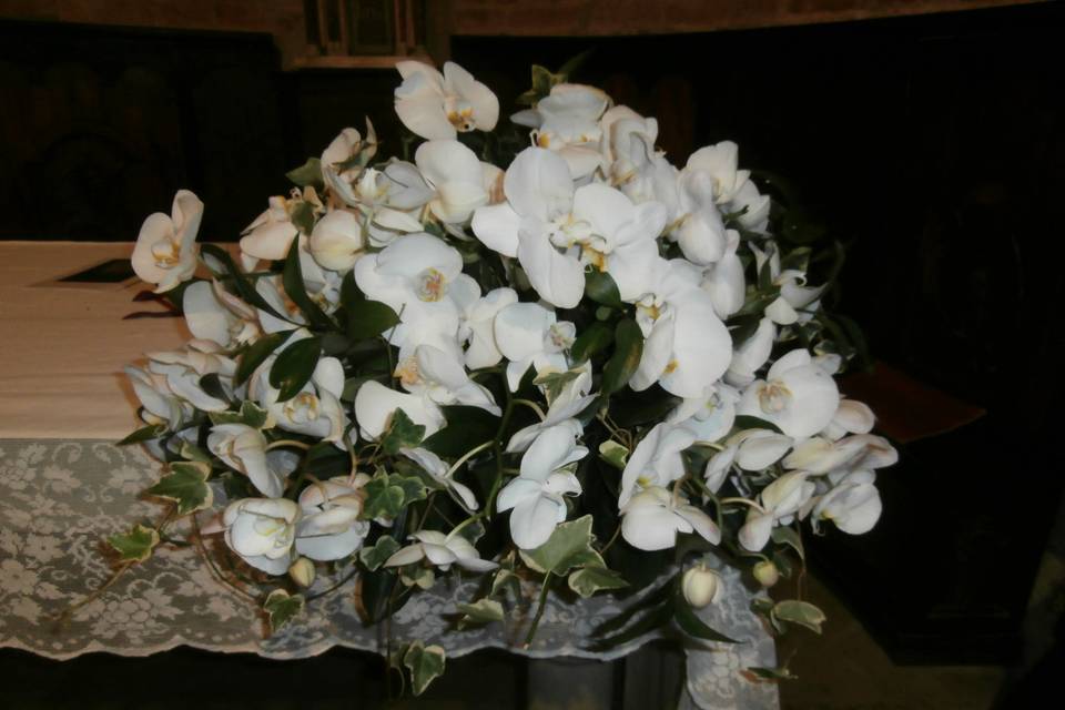 Rose bianche e lisianthus