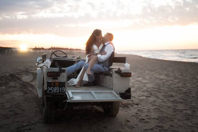 Onore Dell'amore. Il Marito Fa Un Regalo a Sua Moglie. Nuova Automobile  Moderna Fotografia Stock - Immagine di femmina, abbraccio: 256456946