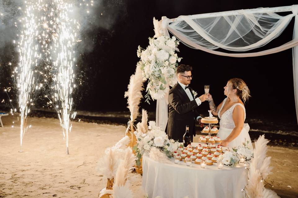 Taglio torta in spiaggia