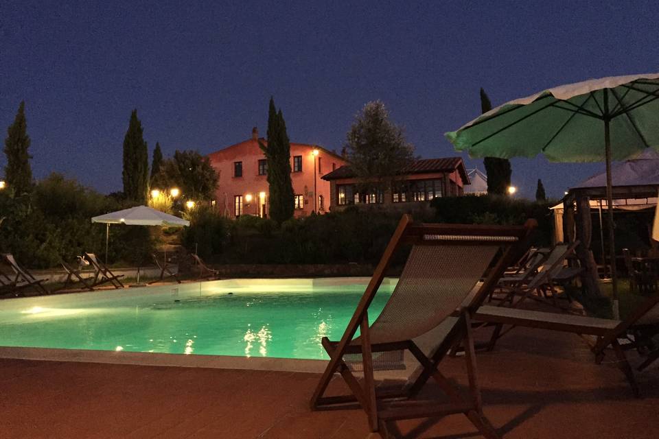 Villa e Piscina di Notte