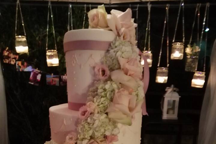 WEDDING CAKE FLOOWERS