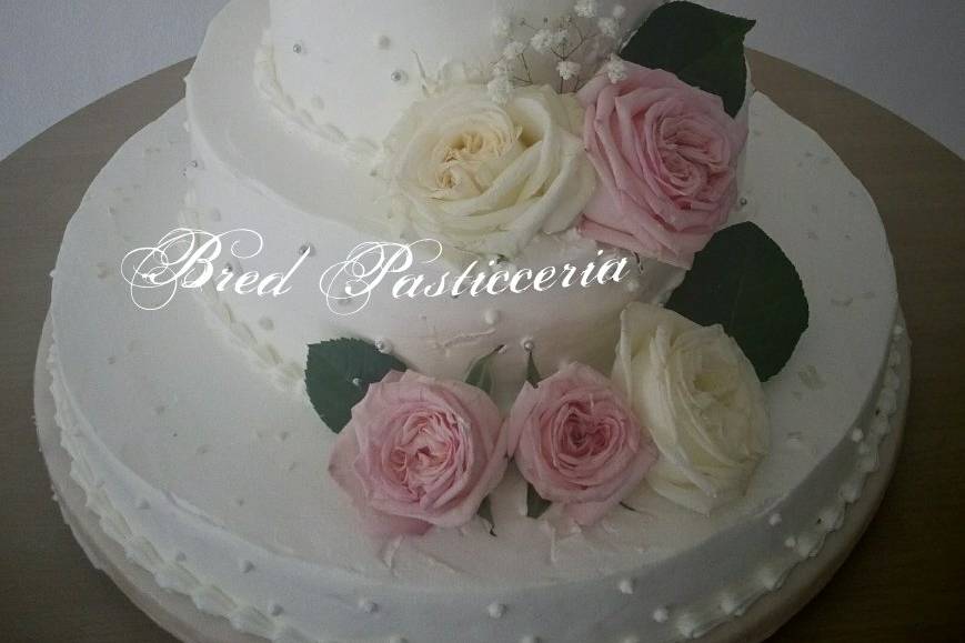 Torta nuziale con rose rosa