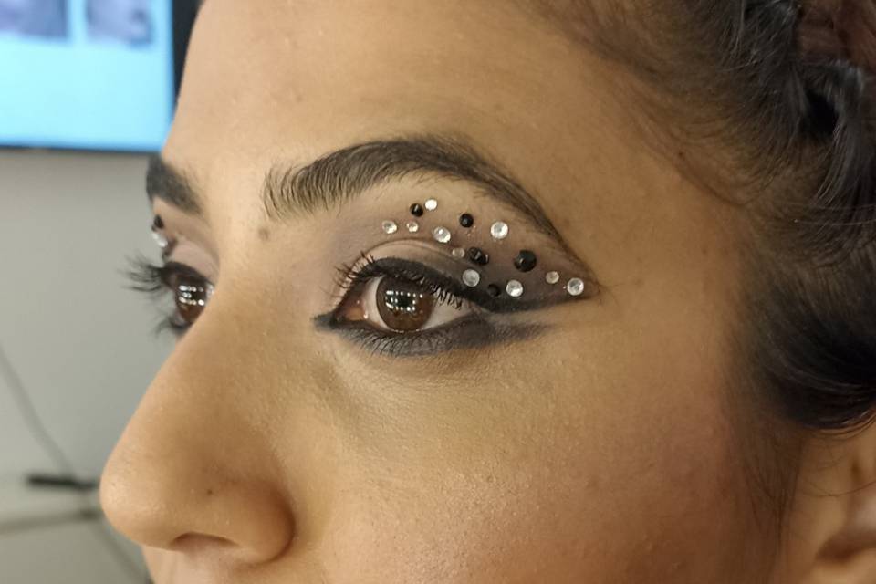 Trucco sera con applicazioni