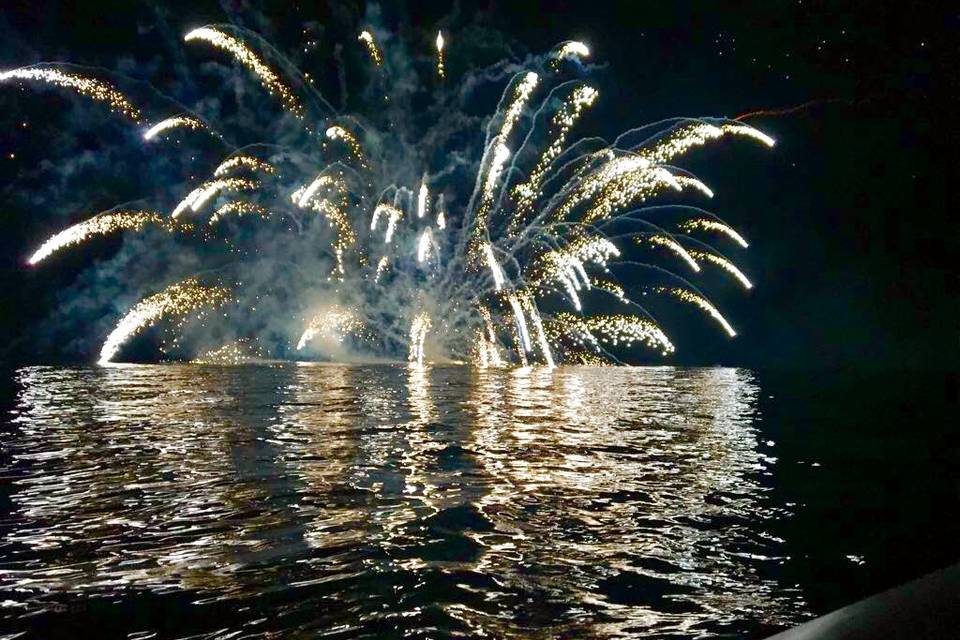 Fuochi d'artificio a mare