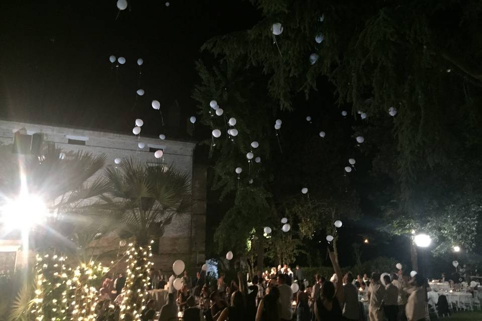 Volo di palloncini luminosi