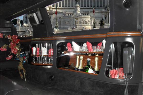 Siamo su f. B c. B . Limousine