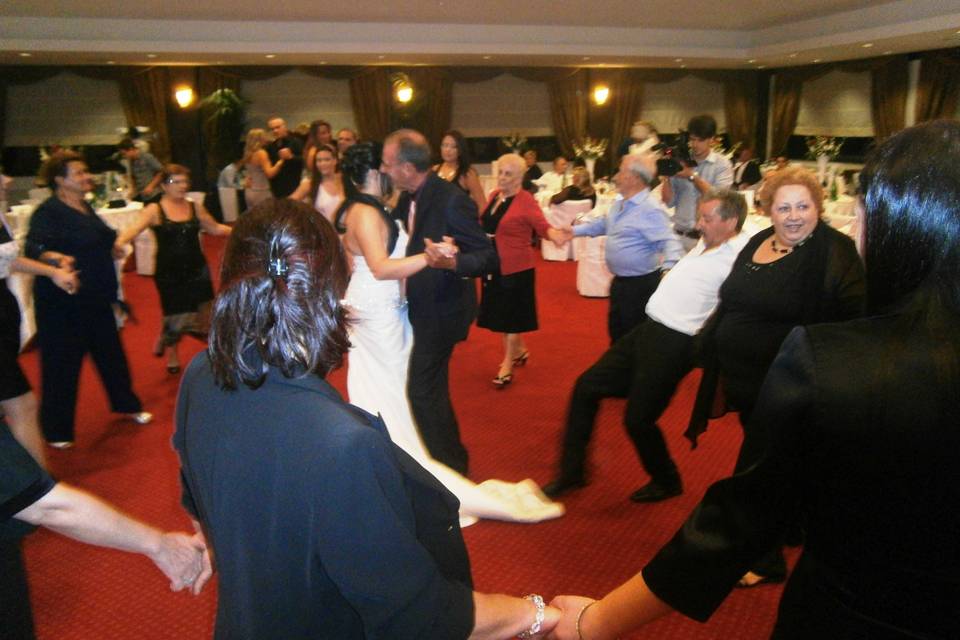Una sala che diventa una festa