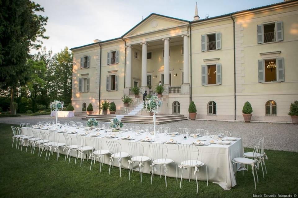 Cena fronte villa