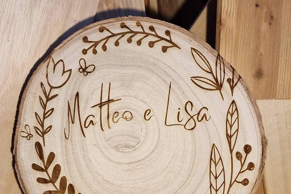 Porta fedi su fetta di legno