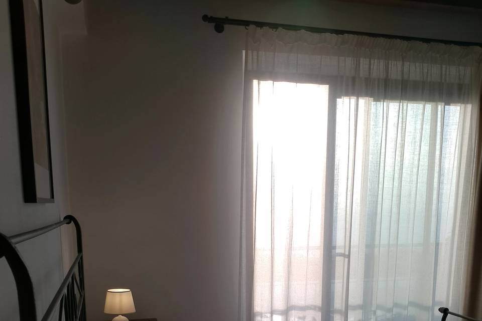 Camera con balcone