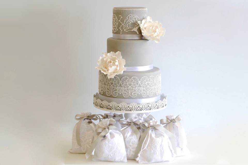 Lace&flower wedding cake