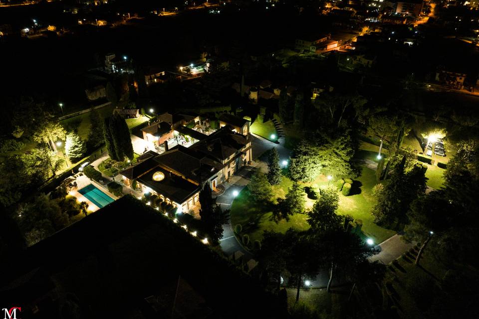 Foto in notturna della villa