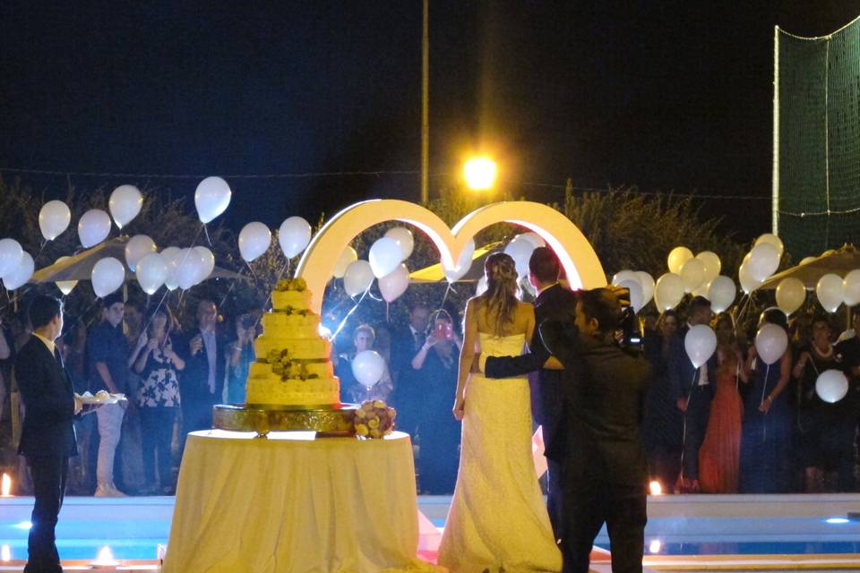 Taglio torta piscina notte