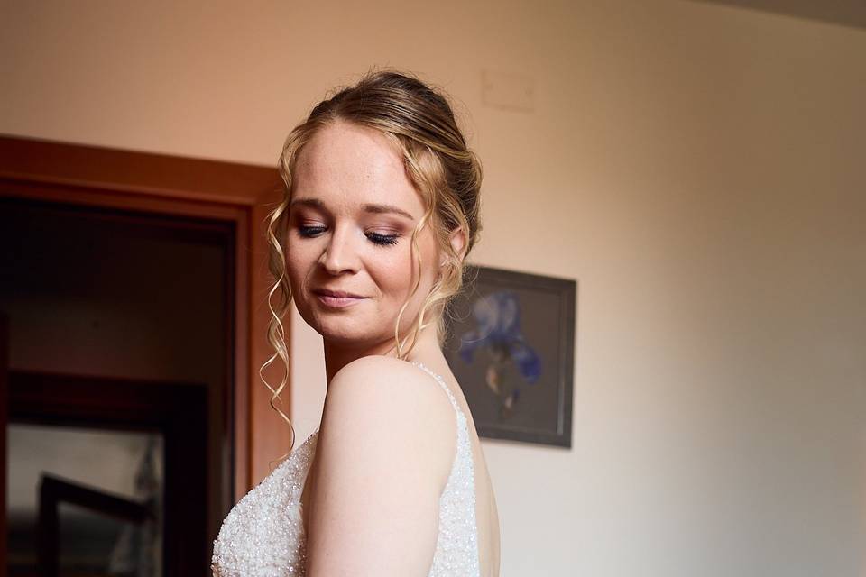 Sposa-abito-vestizione