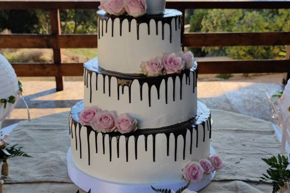 Wedding drip chocolate cake