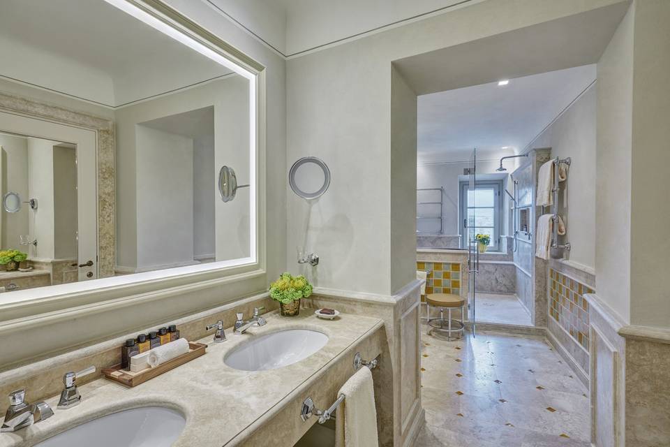 Bathroom (La Loggia)