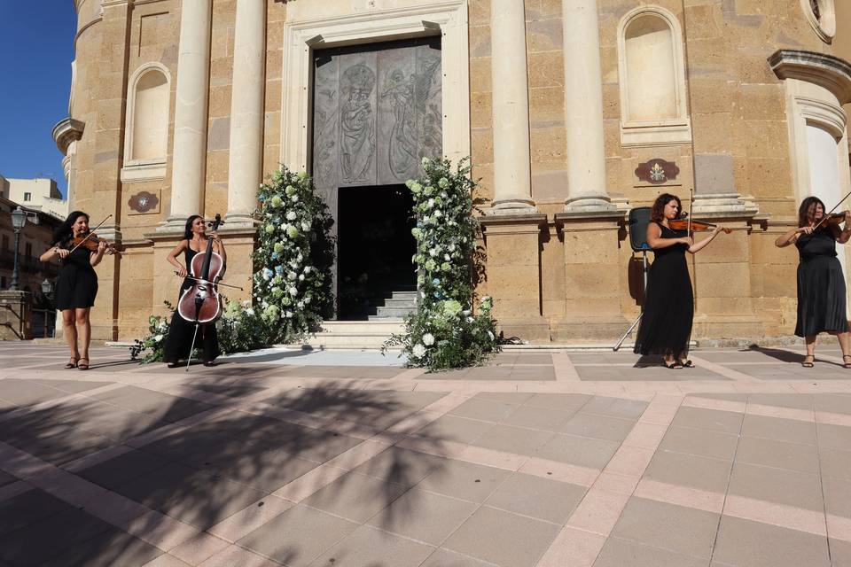 Violini fuori dalla Chiesa