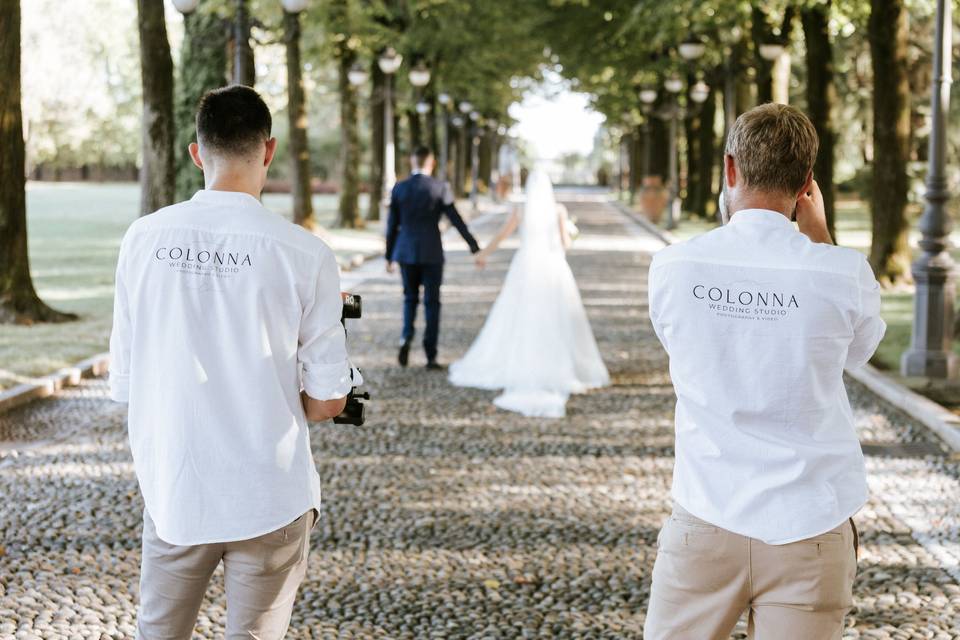 fotografi_con_sposi_viale_alberi