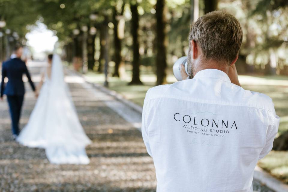 fotografo_con_camera_matrimonio_allaperto