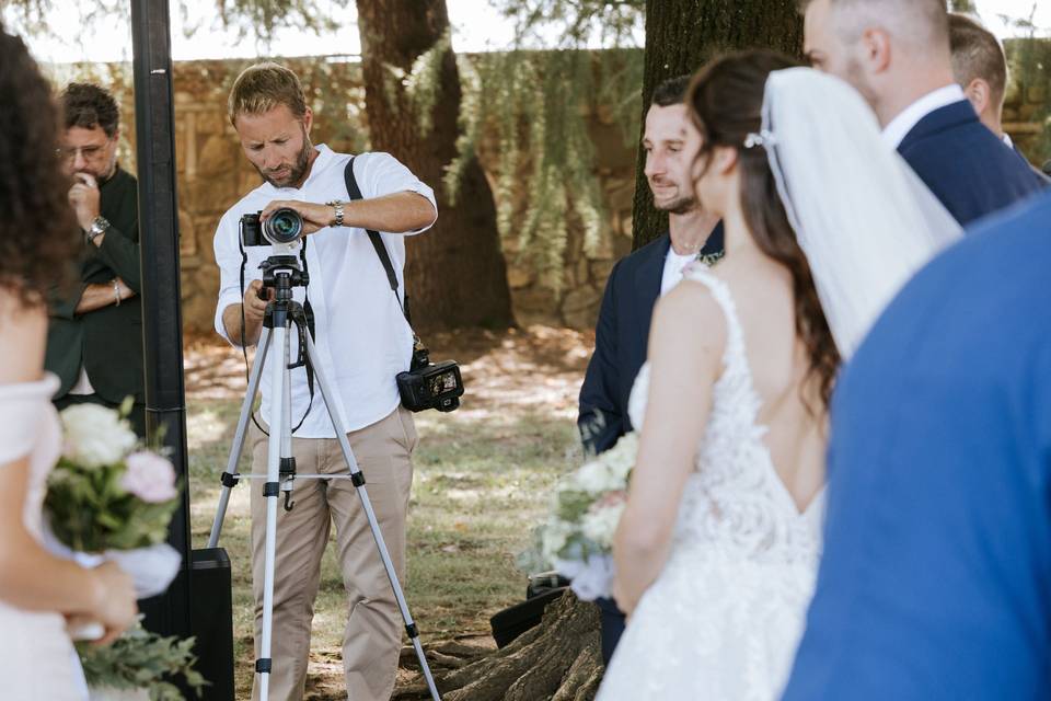 fotografo_regolazione_cavalletto_esterno
