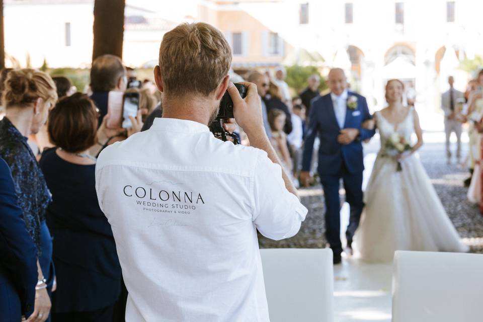 fotografo_scatta_ingresso_sposa