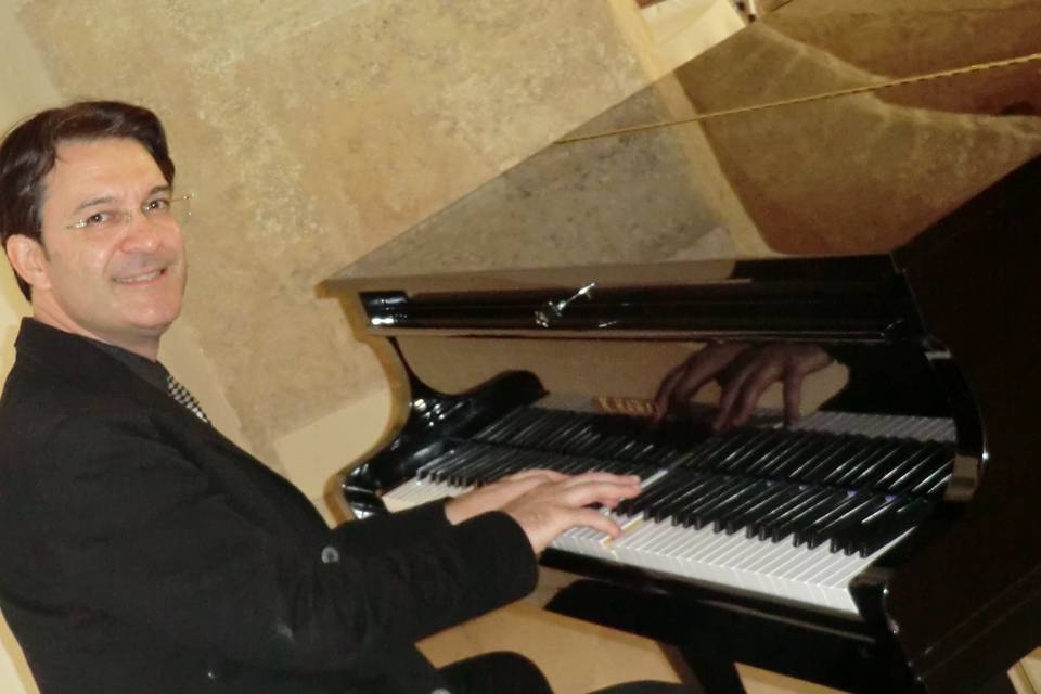 Roberto al pianoforte