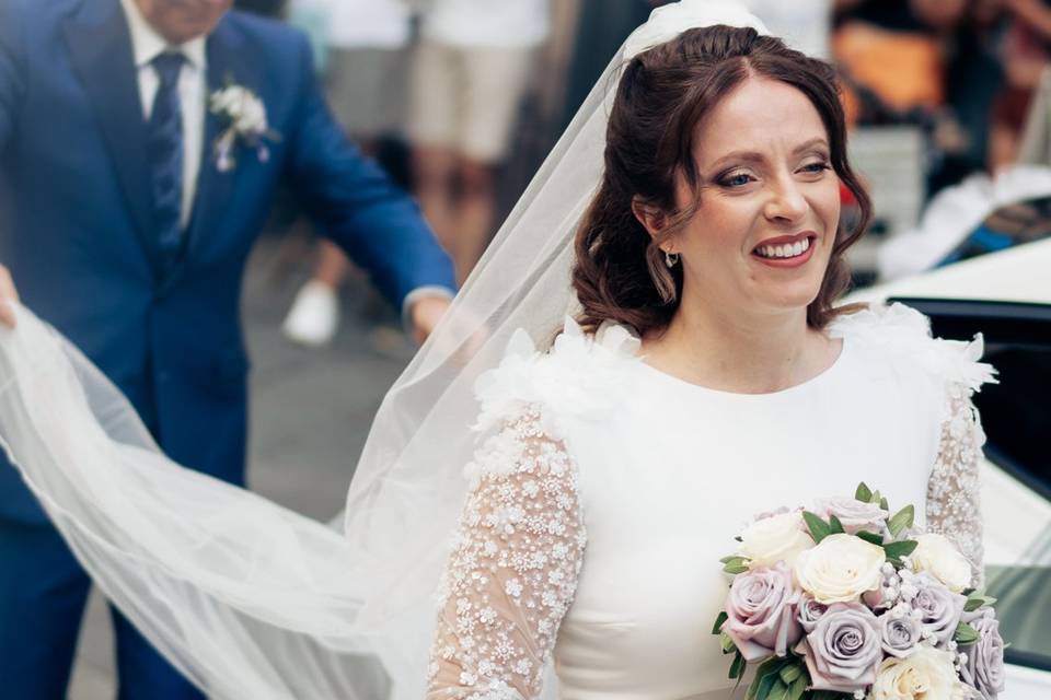 Emozione della sposa in chiesa