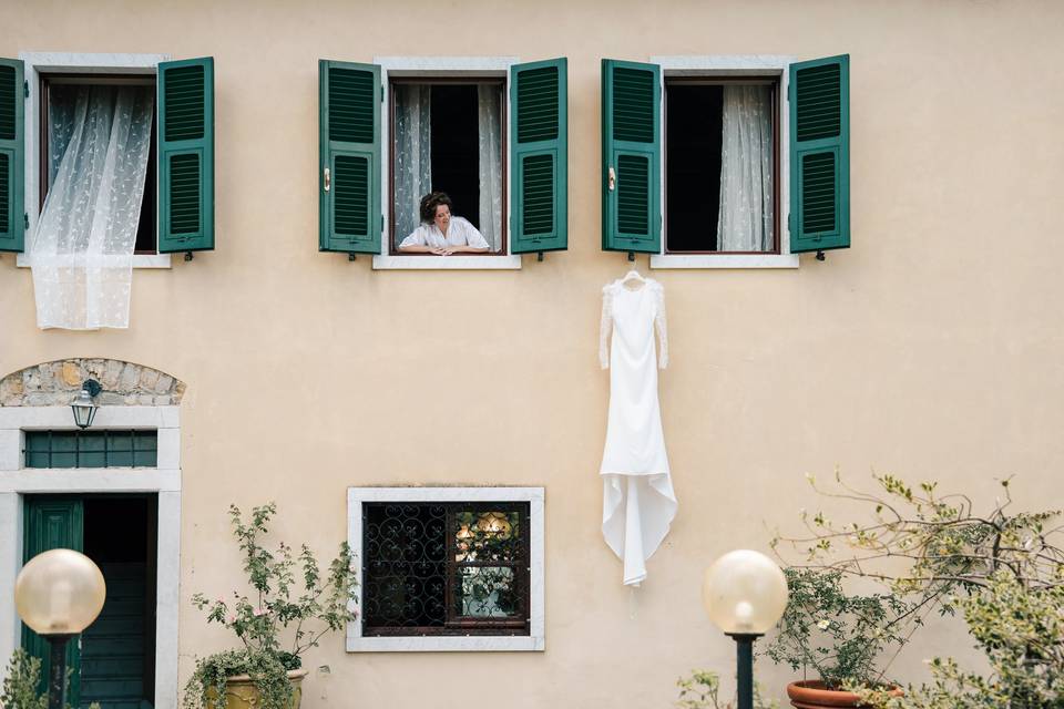 La sposa con il suo abito