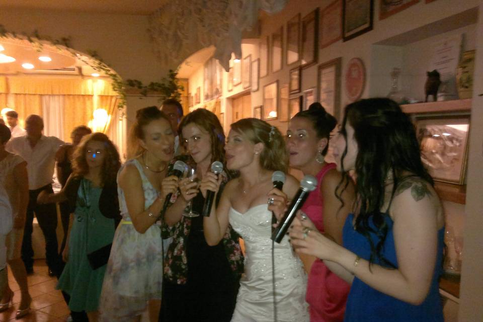 La sposa, le amiche il karaoke