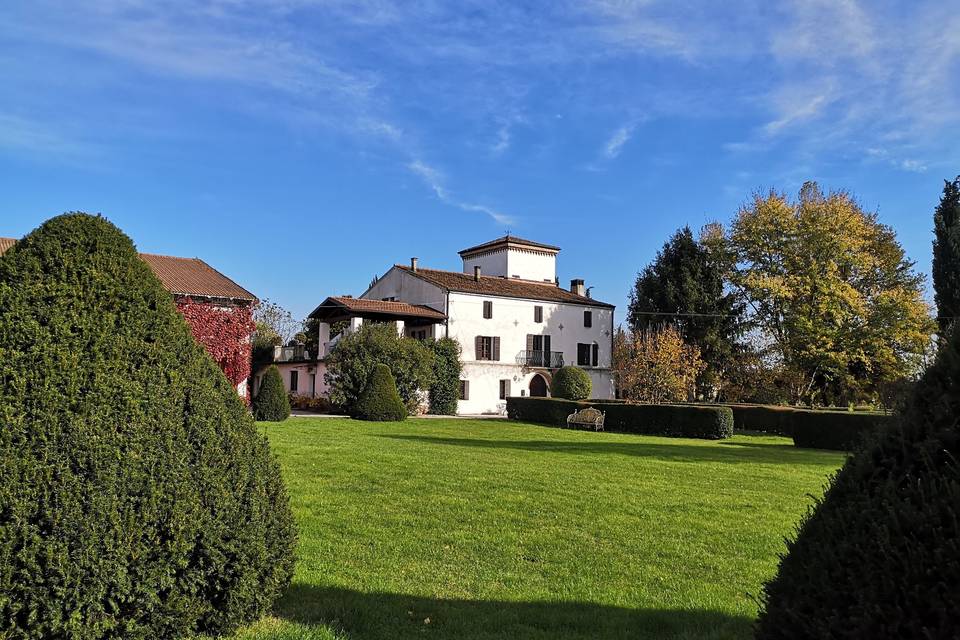 Giardino e casa padronale