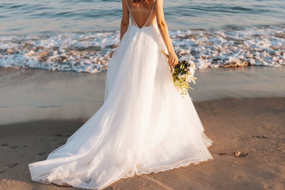 Sposa con boquet verso il mare