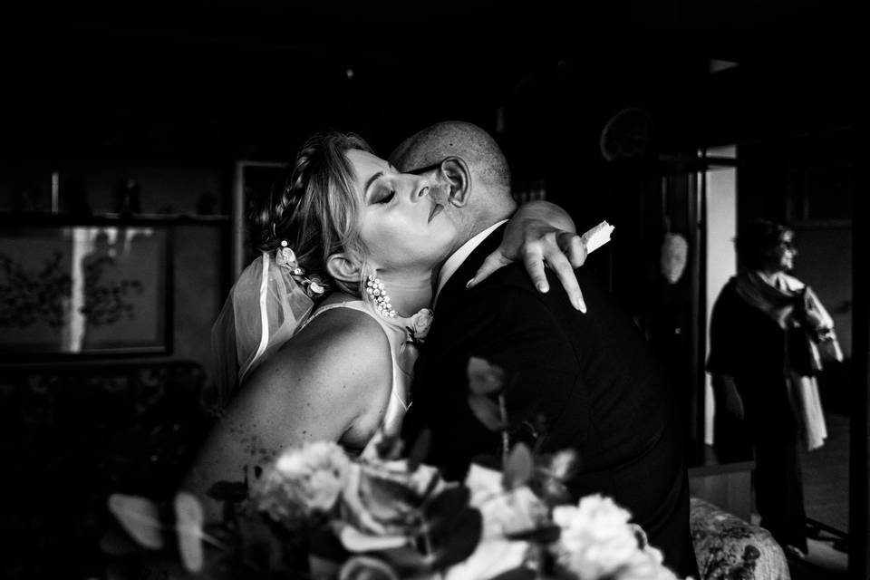 Abbraccio papà sposa