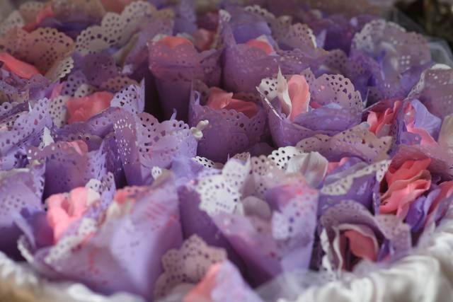 Coni per petali di rosa
